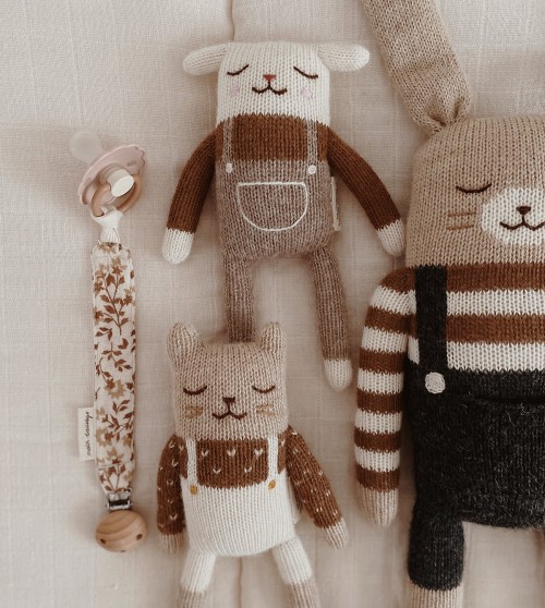 Kitten knit toy | ecru overalls
