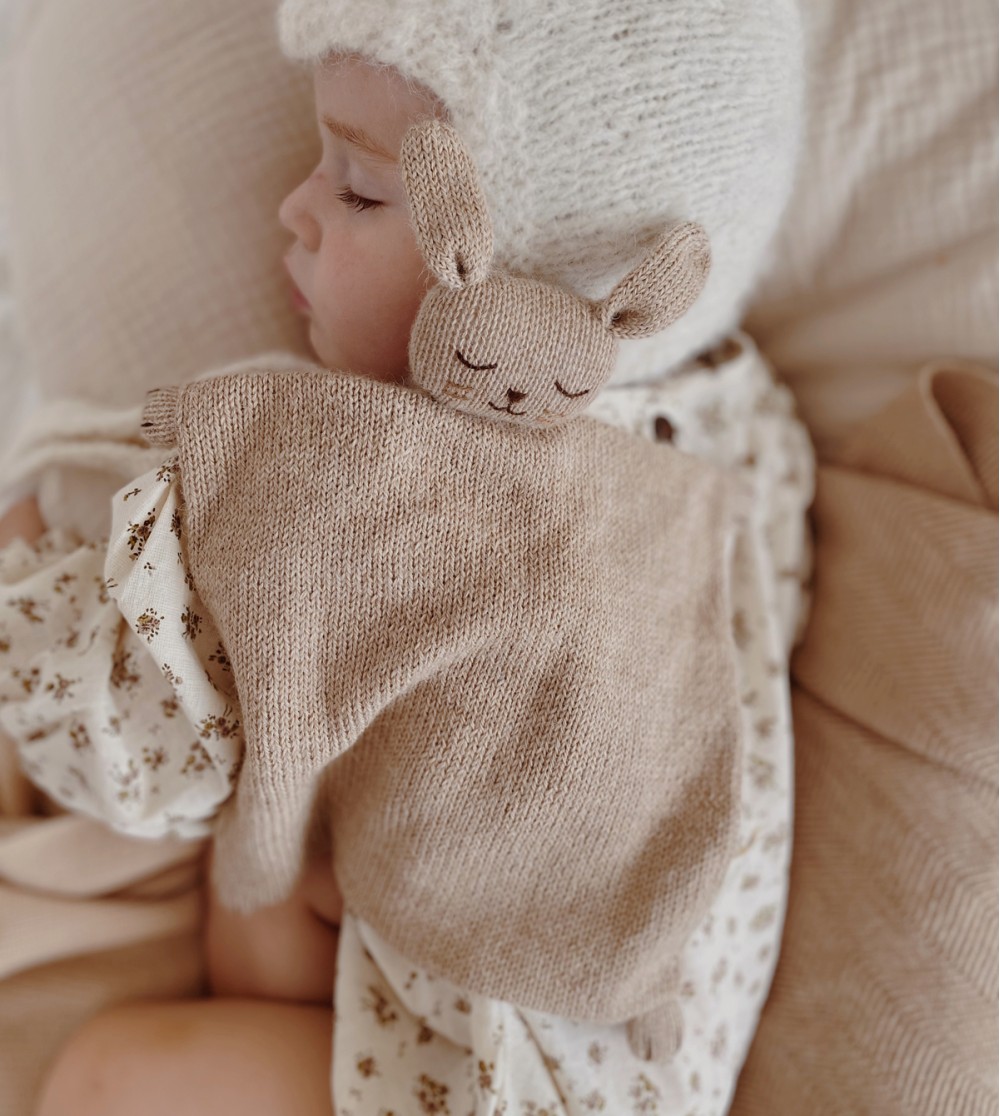 Doudou plat bébé en laine  Ourson - Main sauvage - Sundays Kids Store