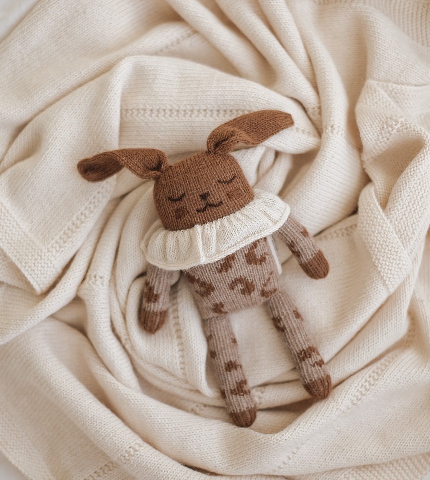 Graou bunny knit toy oat Main Sauvage...