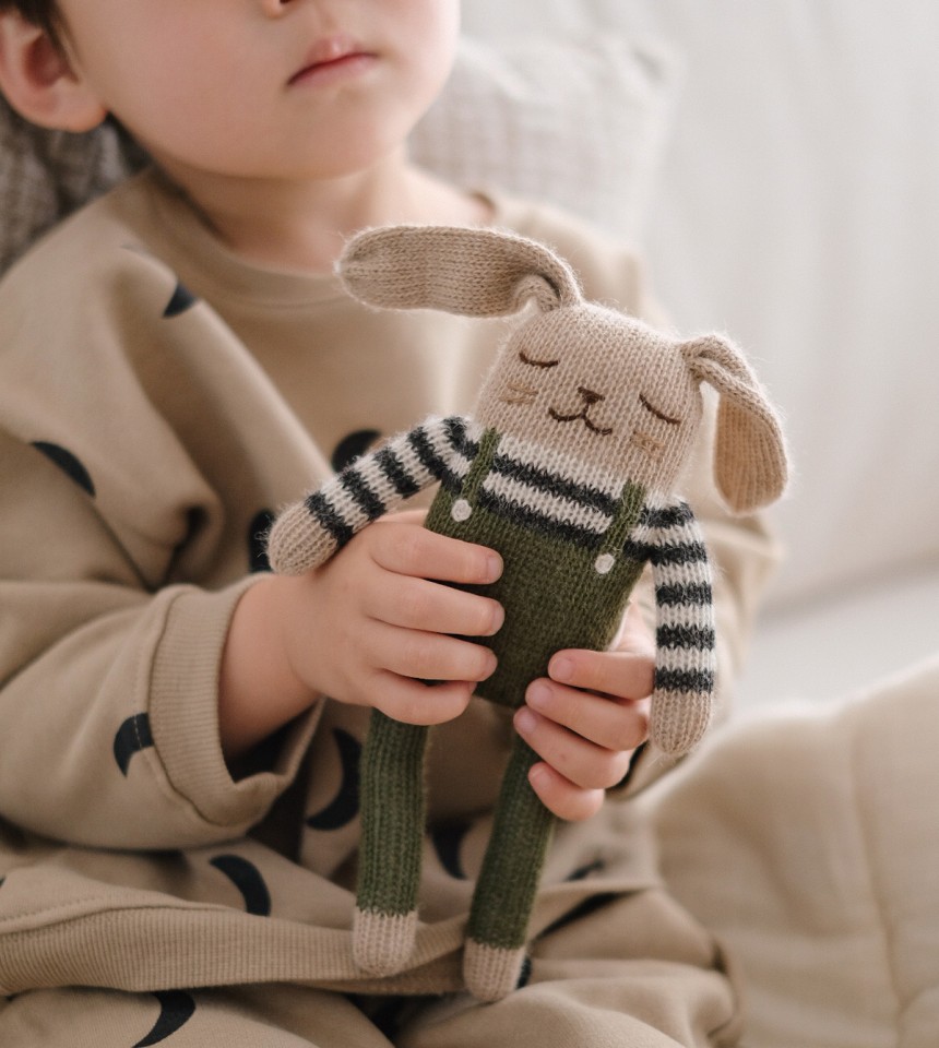 Doudou lapin salopette olive | Main...