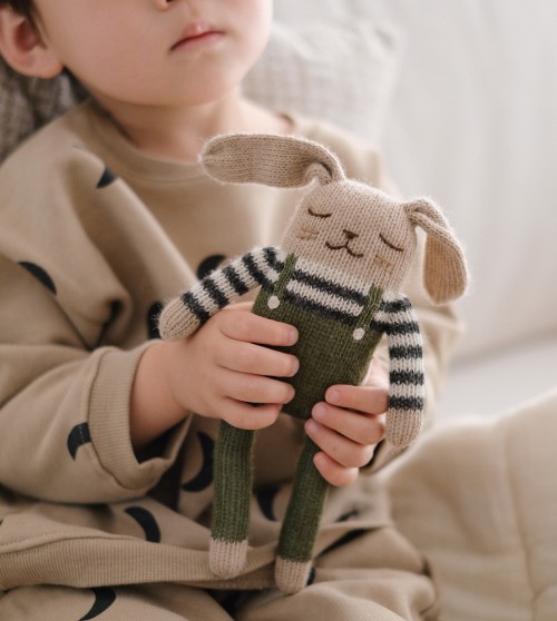 Doudou lapin salopette olive | Main Sauvage x Organic Zoo