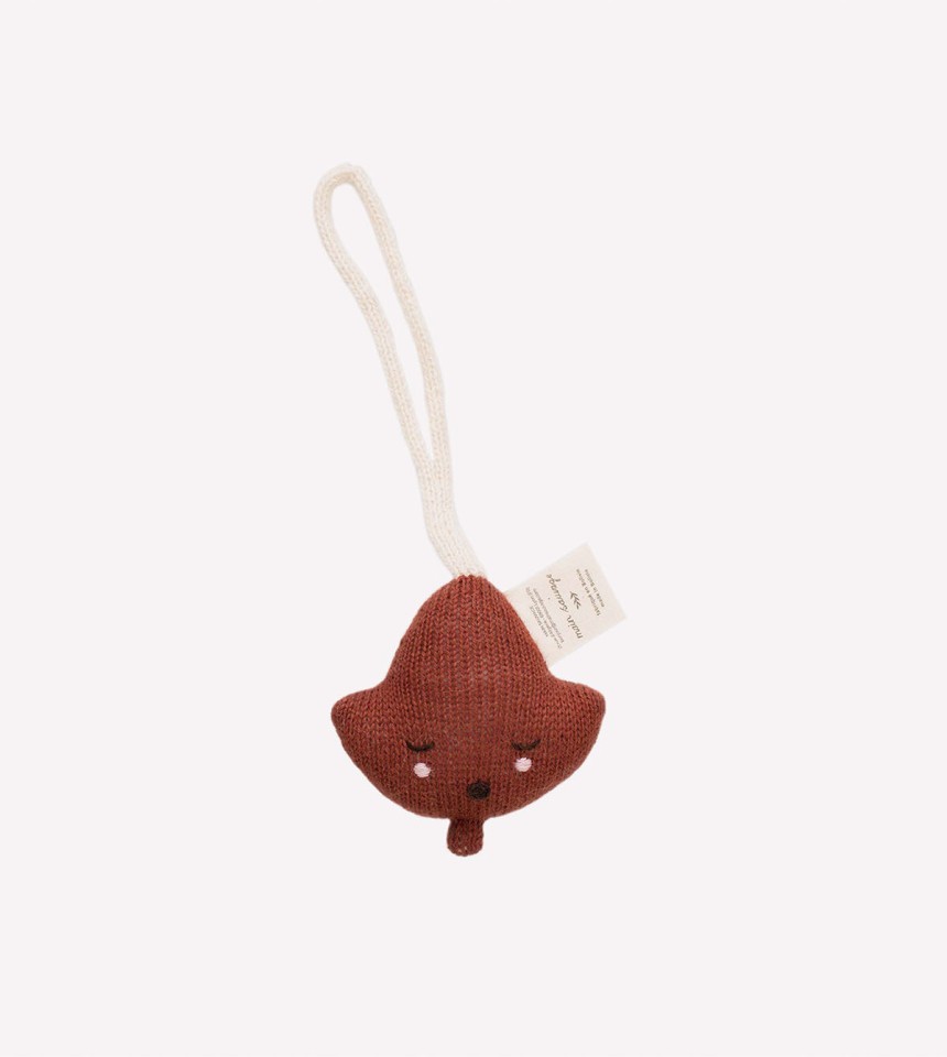 Leaf hanging rattle | sienna