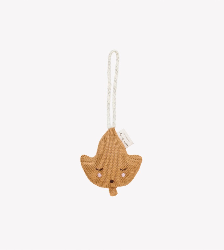 Leaf hanging rattle | ochre