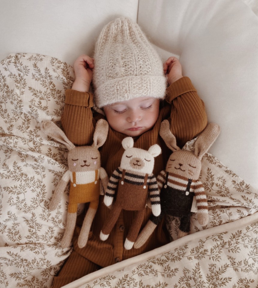 Polar bear knit toy | nut overalls