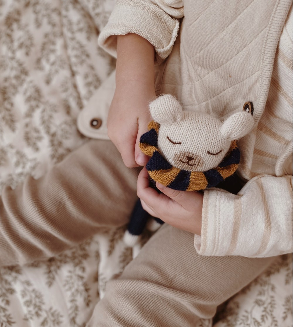 Doudou ours polaire marine col ray